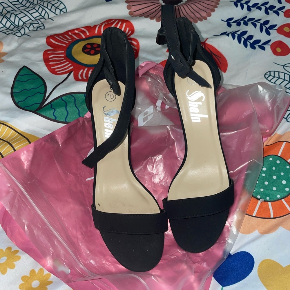 Square toe chunky heel